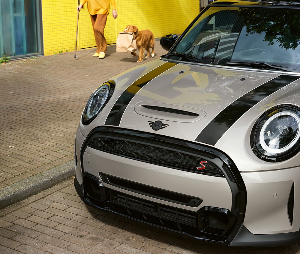 Vista de la parrilla delantera, el capó y el parabrisas del Hardtop 2 Door.